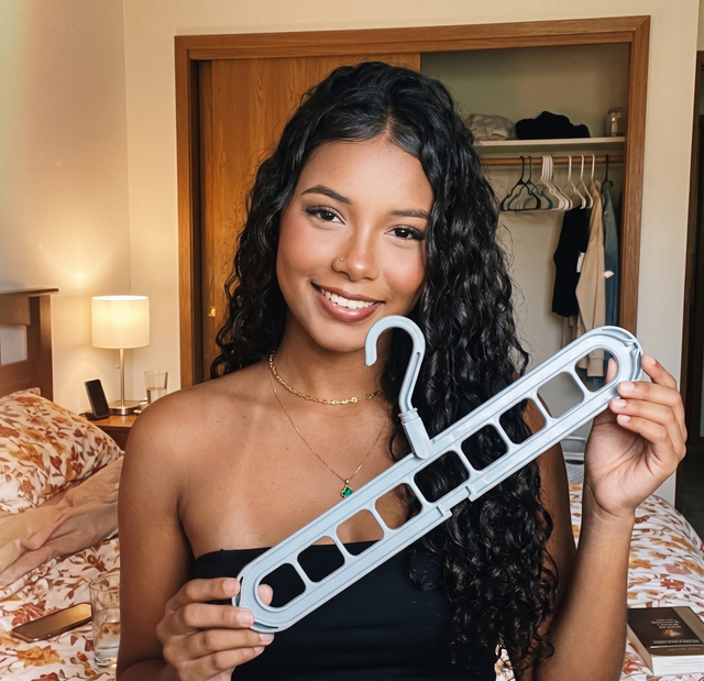 Yamilet Carrasco, clienta de MultiLife, con su colgador plegable multiusos